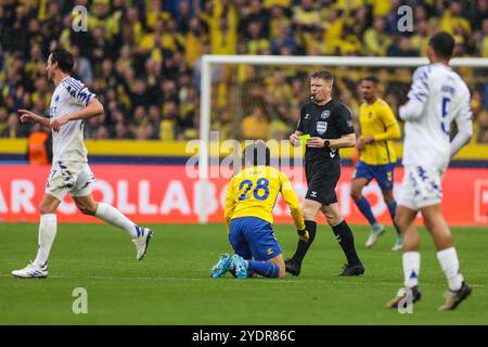 Broendby, Danimarca. 27 ottobre 2024. L'arbitro Jakob Sundberg nomina Thomas Delaney (27) del FC Copenhagen durante il 3F Superliga match tra Broendby IF e FC Copenhagen al Brondby Stadion di Brondby. Foto Stock