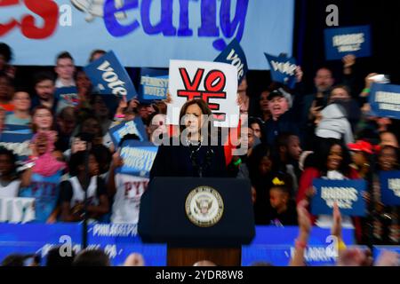 Il vicepresidente DEGLI STATI UNITI Kamala Harris sale sul palco di un raduno a Philadelphia, Pennsylvania, USA il 27 ottobre 2024. Crediti: Bastiaan Slabbers / OOgImages Foto Stock