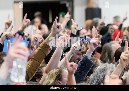 Il vicepresidente DEGLI STATI UNITI Kamala Harris sale sul palco di un raduno a Philadelphia, Pennsylvania, USA il 27 ottobre 2024. Crediti: Bastiaan Slabbers / OOgImages Foto Stock