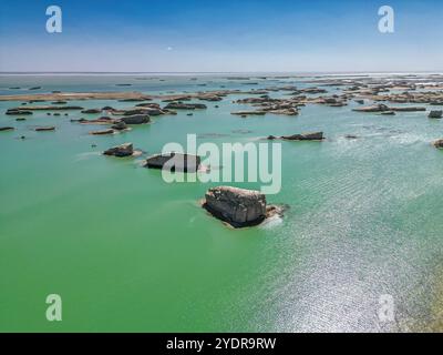 Fondali di Yardang e riflessi nel lago. Ubicazione: Parco geologico acquatico di Wusute Yadan, provincia di Qinghai, Cina, immagine aerea dei droni Foto Stock