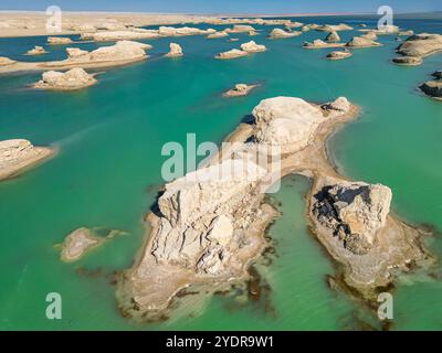 Una vista panoramica del geoparco di Wusute Yadan, con piccole formazioni rocciose sull'acqua nel Qinghai, in Cina, immagine di sfondo aerea Foto Stock