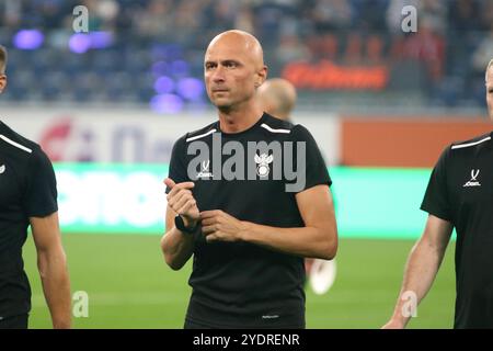 San Pietroburgo, Russia. 27 ottobre 2024. L'arbitro Sergey Karasev visto in azione durante la partita di calcio della Premier League russa tra Zenit San Pietroburgo e Lokomotiv Mosca alla Gazprom Arena. Punteggio finale: Zenit 1:1 Lokomotiv. Credito: SOPA Images Limited/Alamy Live News Foto Stock