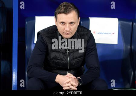 San Pietroburgo, Russia. 27 ottobre 2024. Mikhail Galaktionov, capo allenatore del Lokomotiv visto durante la partita di calcio della Premier League russa tra Zenit San Pietroburgo e Lokomotiv Mosca alla Gazprom Arena. Punteggio finale: Zenit 1:1 Lokomotiv. Credito: SOPA Images Limited/Alamy Live News Foto Stock