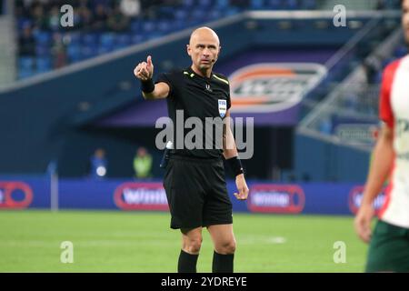 San Pietroburgo, Russia. 27 ottobre 2024. L'arbitro Sergey Karasev visto in azione durante la partita di calcio della Premier League russa tra Zenit San Pietroburgo e Lokomotiv Mosca alla Gazprom Arena. Punteggio finale: Zenit 1:1 Lokomotiv. Credito: SOPA Images Limited/Alamy Live News Foto Stock