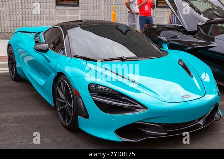 Questa auto sportiva blu McLaren 720S è in mostra come parte del Fast and Fabulous Car Show del 2022 nel centro di Auburn, Indiana, Stati Uniti. Foto Stock