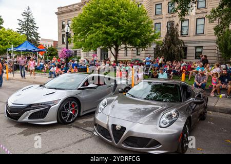 Le persone si sono riunite dietro una Acura NSX e una Alpha Romeo 4C, entrambe auto sportive grigie, al Fast and Fabulous Car Show di Auburn, Indiana, USA. Foto Stock