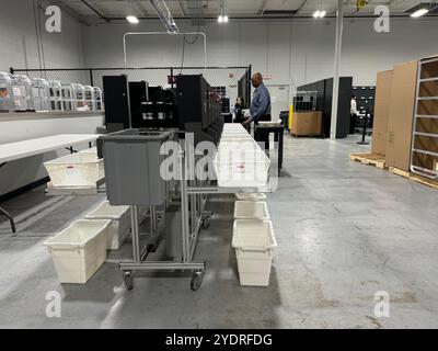 Lawrenceville, Stati Uniti. 23 ottobre 2024. Un addetto ai sondaggi aggira le schede assentee in una stazione elettorale nella contea di Gwinnett, in Georgia, in preparazione delle elezioni presidenziali statunitensi. Le elezioni presidenziali degli Stati Uniti si svolgeranno il 5 novembre 2024. Crediti: Luzia Geier/dpa/Alamy Live News Foto Stock