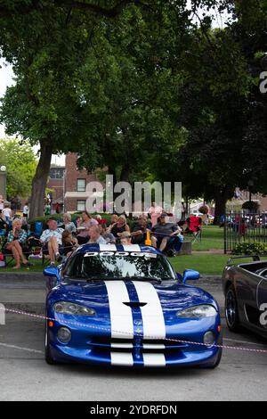 Questo Dodge Viper GTS blu del 1996 è in mostra come parte del Fast and Fabulous Car Show nel centro di Auburn, Indiana, Stati Uniti. Foto Stock