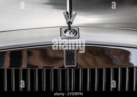 L'ornamento del cofano Rolls-Royce, noto come "The Flying Lady" o "The Spirit of Ecstasy", si trova sopra il logo nella parte anteriore dell'auto di lusso. Foto Stock