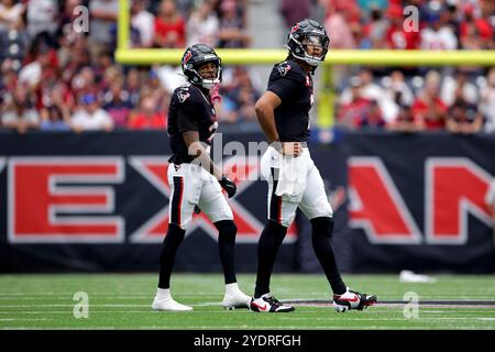 Houston, Texas, Stati Uniti. 27 ottobre 2024. Il wide receiver degli Houston Texans Tank Dell (3) e il quarterback degli Houston Texans C.J. Stroud (7) camminano fino all'huddle dopo un timeout durante il secondo quarto tra gli Houston Texans e gli Indianapolis Colts all'NRG Stadium di Houston, Texas, il 27 ottobre 2024. (Credit Image: © Erik Williams/ZUMA Press Wire) SOLO PER USO EDITORIALE! Non per USO commerciale! Foto Stock
