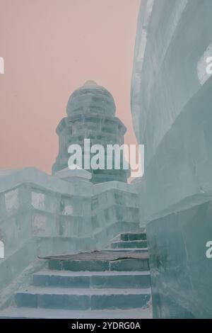 1 gennaio 2022, HARBIN, CINA. Harbin International Ice and Snow Sculpture Festival a Harbin, castello di ghiaccio, copia spazio per il testo Foto Stock