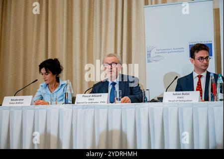 Tbilisi, Georgia. 27 ottobre 2024. Pascal Allizard, coordinatore speciale della delegazione dell'OSCE, durante una conferenza stampa parla della legittimità delle elezioni georgiane. La Georgia sta vivendo le elezioni più importanti della storia del paese. Il Parlamento è diviso in partiti pro-Russia e pro-Europa. Il partito pro-Russia, Georgian Dream, sta perdendo voti, ma rimane il partito più potente a livello nazionale. Gli altri partiti più importanti sono tutti pro-europei, ma sono divisi. Credito: SOPA Images Limited/Alamy Live News Foto Stock