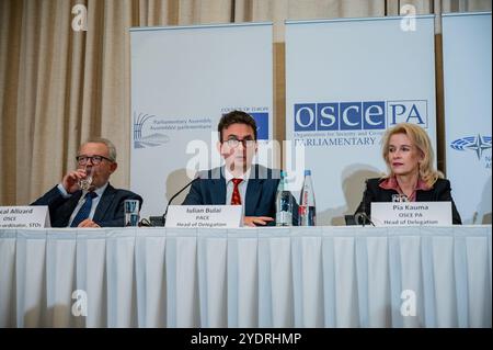 Tbilisi, Georgia. 27 ottobre 2024. Iulian Bulai, capo della delegazione pace, durante una conferenza stampa parla della legittimità delle elezioni georgiane. La Georgia sta vivendo le elezioni più importanti della storia del paese. Il Parlamento è diviso in partiti pro-Russia e pro-Europa. Il partito pro-Russia, Georgian Dream, sta perdendo voti, ma rimane il partito più potente a livello nazionale. Gli altri partiti più importanti sono tutti pro-europei, ma sono divisi. Credito: SOPA Images Limited/Alamy Live News Foto Stock