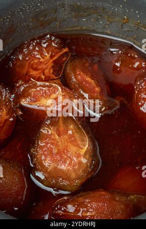 primo piano di ambarella o marmellata di prugne o marmellata di giugno, dessert succoso al gusto dolce tropicale con una messa a fuoco morbida Foto Stock