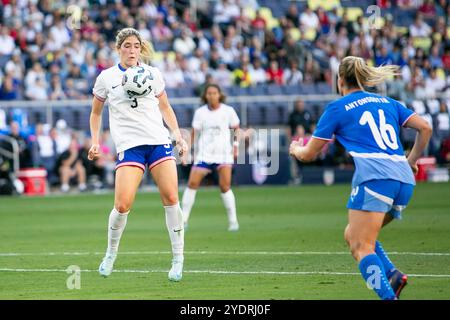 Nashville, Tennessee, Stati Uniti. 27 ottobre 2024. Il centrocampista degli Stati Uniti d'America Korbin Albert (3) con il pallone durante un'amichevole internazionale tra la USWNT e l'Islanda al GEODIS Park di Nashville, Tennessee. Crediti: Kindell Buchanan/Alamy Live News Foto Stock