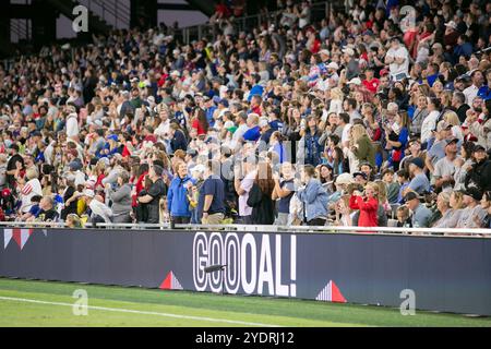 Nashville, Tennessee, Stati Uniti. 27 ottobre 2024. La folla celebra un gol segnato dal centrocampista degli Stati Uniti d'America Lindsey Horan (10) durante l'amichevole internazionale tra USWNT e Islanda al GEODIS Park di Nashville, Tennessee. Crediti: Kindell Buchanan/Alamy Live News Foto Stock