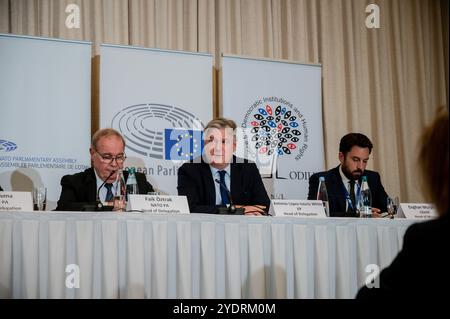 Tbilisi, Georgia. 27 ottobre 2024. Antonio White, capo della delegazione del Parlamento europeo, durante una conferenza stampa parla della legittimità delle elezioni georgiane. La Georgia sta vivendo le elezioni più importanti della storia del paese. Il Parlamento è diviso in partiti pro-Russia e pro-Europa. Il partito pro-Russia, Georgian Dream, sta perdendo voti, ma rimane il partito più potente a livello nazionale. Gli altri partiti più importanti sono tutti pro-europei, ma sono divisi. (Foto di Maria Giulia/SOPA Images/Sipa USA) credito: SIPA USA/Alamy Live News Foto Stock