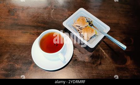 Tè azero servito con Baklava. Foto Stock