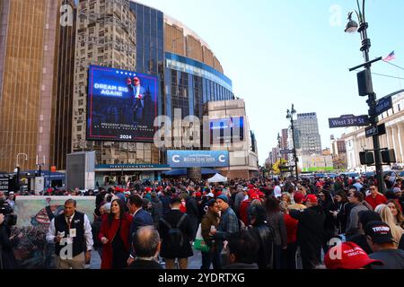 New York, Stati Uniti. 27 ottobre 2024. I sostenitori di Donald Trump attendono di entrare a Madison Square per il raduno di Donald Trump a New York City, NY, USA il 27 ottobre 2024. Foto di Charles Guerin/ABACAPRESS. COM credito: Abaca Press/Alamy Live News Foto Stock