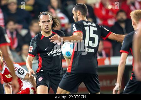 Berlino, Germania. 27 ottobre 2024. Calcio: Bundesliga, 1. FC Union Berlin - Eintracht Frankfurt, Matchday 8, an der Alten Försterei. f15 prende la palla. Crediti: Andreas Gora/dpa/Alamy Live News Foto Stock