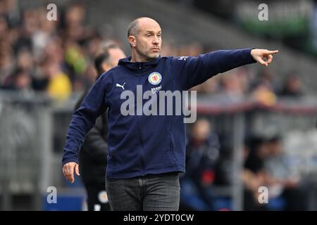 Brunswick, Germania. 27 ottobre 2024. Calcio: Bundesliga 2, Eintracht Braunschweig - Preußen Münster, Matchday 10, Eintracht Stadium. Il coach di Braunschweig Daniel Scherning gesticola. Crediti: Swen Pförtner/dpa/Alamy Live News Foto Stock