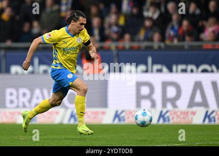 Brunswick, Germania. 27 ottobre 2024. Calcio: Bundesliga 2, Eintracht Braunschweig - Preußen Münster, Matchday 10, Eintracht Stadium. Rayan Philippe di Braunschweig gioca la palla. Crediti: Swen Pförtner/dpa/Alamy Live News Foto Stock