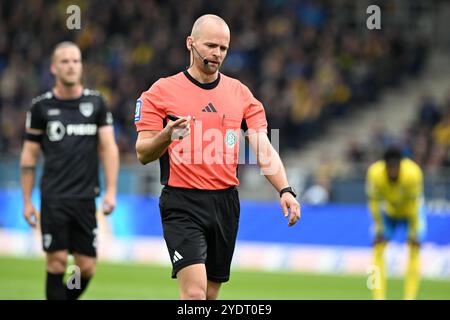 Brunswick, Germania. 27 ottobre 2024. Calcio: Bundesliga 2, Eintracht Braunschweig - Preußen Münster, Matchday 10, Eintracht Stadium. L'arbitro Patrick Schwengers è a capo della partita. Crediti: Swen Pförtner/dpa/Alamy Live News Foto Stock