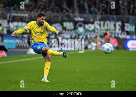 Brunswick, Germania. 27 ottobre 2024. Calcio: Bundesliga 2, Eintracht Braunschweig - Preußen Münster, Matchday 10, Eintracht Stadium. Fabio Kaufmann di Braunschweig gioca la palla. Crediti: Swen Pförtner/dpa/Alamy Live News Foto Stock
