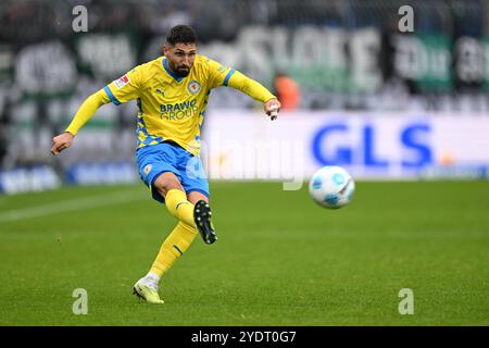 Brunswick, Germania. 27 ottobre 2024. Calcio: Bundesliga 2, Eintracht Braunschweig - Preußen Münster, Matchday 10, Eintracht Stadium. Fabio Kaufmann di Braunschweig gioca la palla. Crediti: Swen Pförtner/dpa/Alamy Live News Foto Stock