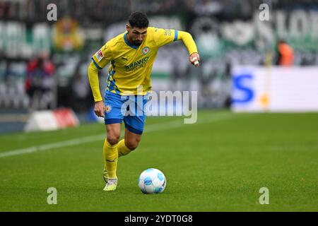Brunswick, Germania. 27 ottobre 2024. Calcio: Bundesliga 2, Eintracht Braunschweig - Preußen Münster, Matchday 10, Eintracht Stadium. Fabio Kaufmann di Braunschweig gioca la palla. Crediti: Swen Pförtner/dpa/Alamy Live News Foto Stock