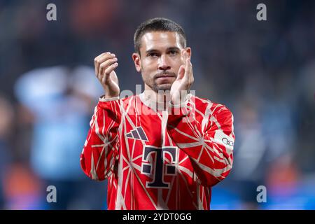 Bochum, Germania. 27 ottobre 2024. Calcio: Bundesliga, VfL Bochum - Bayern Monaco, Matchday 8, Vonovia Ruhrstadion: Raphael Guerreiro di Monaco ringrazia i tifosi. Credito: David Inderlied/dpa/Alamy Live News Foto Stock
