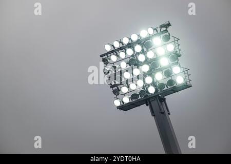 Brunswick, Germania. 27 ottobre 2024. Calcio: Bundesliga 2, Eintracht Braunschweig - Preußen Münster, Matchday 10, Eintracht Stadium. I riflettori sono accesi nello stadio. Crediti: Swen Pförtner/dpa/Alamy Live News Foto Stock