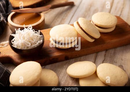 Alfajor. Un dolce tradizionale popolare in America Latina, consiste di due biscotti Uniti insieme al dulce de leche formando un panino, ricoperto di W Foto Stock