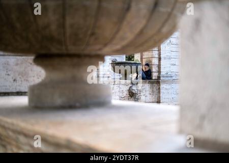 Besucher am Märchenbrunnen im Berliner Stadtteil Friedrichshain an einem Herbsttag. Der Märchenbrunnen ist Umgeben von Figutes der Märchen der Gebrüder Grimm. / I visitatori della fiaba fontana nel quartiere Friedrichshain di Berlino in un giorno d'autunno. La fontana delle fiabe è circondata da statuette delle fiabe dei Fratelli Grimm. Fotografia istantanea/K.M.Krause *** visitatori alla fontana fiabesca nel quartiere Friedrichshain di Berlino in un giorno d'autunno la fontana fiabesca è circondata da statuette dei visitatori delle fiabe Brothers Grimm presso la fontana fiabesca di Berlino Friedrichsha Foto Stock