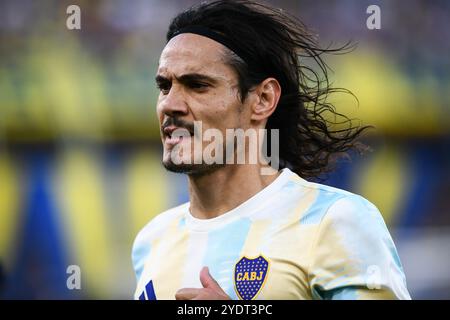 Buenos Aires, Argentina. 27 ottobre 2024. Edinson Cavani guarda prima di una partita di Liga Profesional 2024 tra il Boca Juniors e il Deportivo Riestra all'Estadio Alberto J. Armando. Punteggio finale: Boca Juniors 1:1 Deportivo Riestra crediti: SOPA Images Limited/Alamy Live News Foto Stock