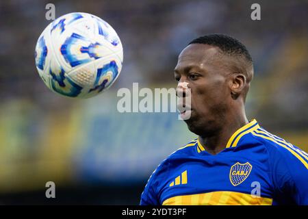 Buenos Aires, Argentina. 27 ottobre 2024. Luis Advíncula in azione durante una partita di Liga Profesional 2024 tra il Boca Juniors e il Deportivo Riestra all'Estadio Alberto J. Armando. Punteggio finale: Boca Juniors 1:1 Deportivo Riestra crediti: SOPA Images Limited/Alamy Live News Foto Stock