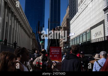 New York, NY. 27 ottobre 2024. Il protestatore anti-Trump tiene un discorso di fronte al Madison Square Garden Trump Rally. Crediti: John Garry/Alamy Live News Foto Stock