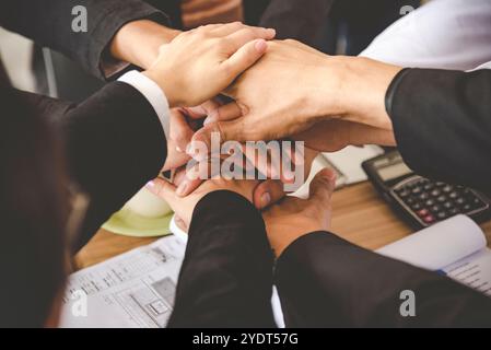 Concetto di lavoro di squadra. Gruppo di persone che si occupano di diversità approfondiscono il successo del team salutando la potenza del team tag. Gruppo di persone multietniche che lavorano insieme. Foto Stock