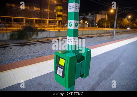 Questa immagine mostra una macchina per la convalida dei biglietti del trasporto pubblico presso la piattaforma di una stazione ferroviaria. Foto Stock