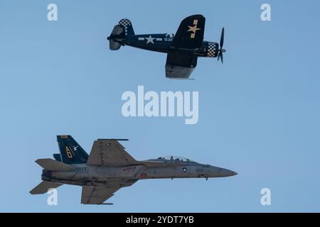 Volo US Navy Legacy di F/A-18 Super Hornet con WW II F4U Corsair. Gli U.S. Air Force Thunderbirds hanno fatto da headliner all'Atlanta Air Show il 26 e 27 ottobre 2024, presso l'Atlanta Regional Airport/Falcon Field a Peachtree City, Georgia, USA. (Foto di Phil Mistry / PHIL FOTO) Foto Stock