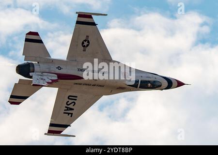 GLI US Air Force Thunderbirds si esibiscono. Gli U.S. Air Force Thunderbirds hanno fatto da headliner all'Atlanta Air Show il 26 e 27 ottobre 2024, presso l'Atlanta Regional Airport/Falcon Field a Peachtree City, Georgia, USA. (Foto di Phil Mistry / PHIL FOTO) Foto Stock