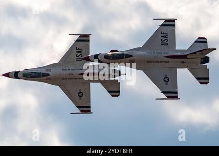 GLI US Air Force Thunderbirds si esibiscono. Gli U.S. Air Force Thunderbirds hanno fatto da headliner all'Atlanta Air Show il 26 e 27 ottobre 2024, presso l'Atlanta Regional Airport/Falcon Field a Peachtree City, Georgia, USA. (Foto di Phil Mistry / PHIL FOTO) Foto Stock