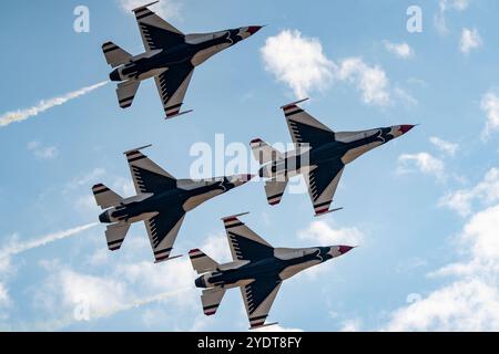 GLI US Air Force Thunderbirds si esibiscono. Gli U.S. Air Force Thunderbirds hanno fatto da headliner all'Atlanta Air Show il 26 e 27 ottobre 2024, presso l'Atlanta Regional Airport/Falcon Field a Peachtree City, Georgia, USA. (Foto di Phil Mistry / PHIL FOTO) Foto Stock