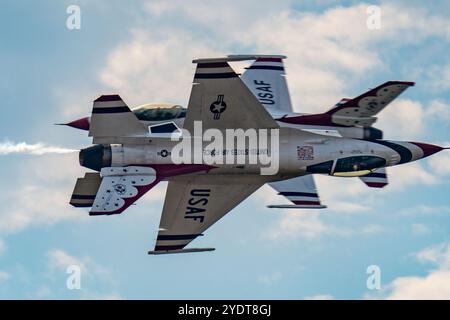 GLI US Air Force Thunderbirds si esibiscono. Gli U.S. Air Force Thunderbirds hanno fatto da headliner all'Atlanta Air Show il 26 e 27 ottobre 2024, presso l'Atlanta Regional Airport/Falcon Field a Peachtree City, Georgia, USA. (Foto di Phil Mistry / PHIL FOTO) Foto Stock