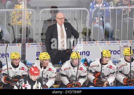 Mannheim, Germania. 27 ottobre 2024. Mannheim, Deutschland 27. Oktober 2024: Penny DEL - 2024/2025 - SP.13 - Adler Mannheim vs. Löwen Frankfurt IM Bild: Coach Tom Rowe (Francoforte) hinter der Bank Credit: dpa/Alamy Live News Foto Stock