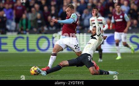 Il Noussair Mazraoui del Manchester United scivola nel Jarrod Bowen del West Ham Foto Stock