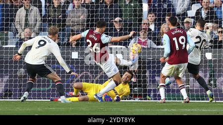 Max Kilman di West Ham ripulisce la palla dal pericolo durante un attacco Man Chester United Foto Stock