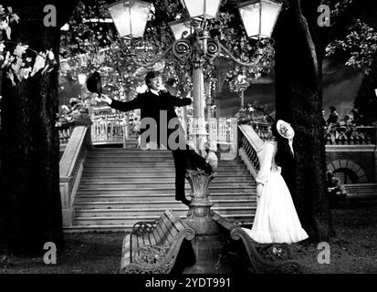 TOMMY STEELE e JULIA FOSTER in numero musicale da HALF A SIXPENCE 1967 regista GEORGE SIDNEY romanzo Kipps di H.G. Wells adattamento Dorothy Kingsley libro / sceneggiatura Beverley Cross costume design Joan Bridge ed Elizabeth Haffenden produttori Charles H. Schneer e George Sidney Ameran Films / Paramount British Pictures Foto Stock