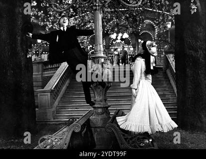 TOMMY STEELE e JULIA FOSTER in numero musicale da HALF A SIXPENCE 1967 regista GEORGE SIDNEY romanzo Kipps di H.G. Wells adattamento Dorothy Kingsley libro / sceneggiatura Beverley Cross costume design Joan Bridge ed Elizabeth Haffenden produttori Charles H. Schneer e George Sidney Ameran Films / Paramount British Pictures Foto Stock