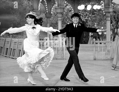 JULIA FOSTER e TOMMY STEELE in numero musicale da HALF A SIXPENCE 1967 regista GEORGE SIDNEY romanzo Kipps di H.G. Wells adattamento Dorothy Kingsley libro / sceneggiatura Beverley Cross costume design Joan Bridge ed Elizabeth Haffenden produttori Charles H. Schneer e George Sidney Ameran Films / Paramount British Pictures Foto Stock